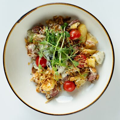 Салат с охотничьими колбасками и яйцом пашот в CASPARY BRAU по цене 590 ₽