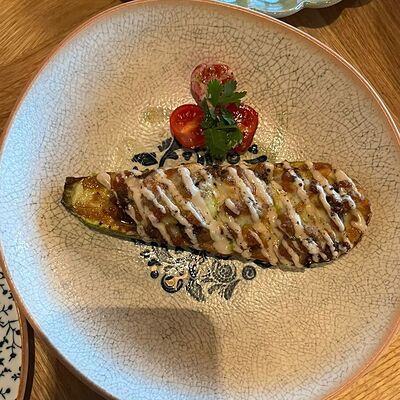 Запеченный молодой кабачок с говядиной и сладкими томатами в Куркума по цене 750 ₽