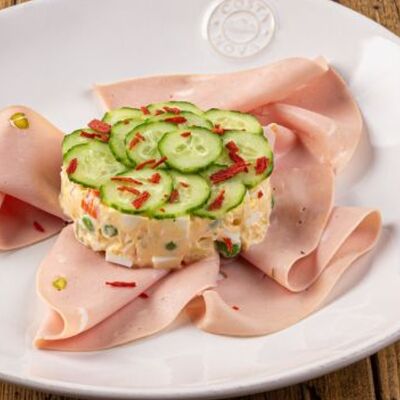 Оливье с ветчиной индейки в Сыроварня по цене 270 ₽