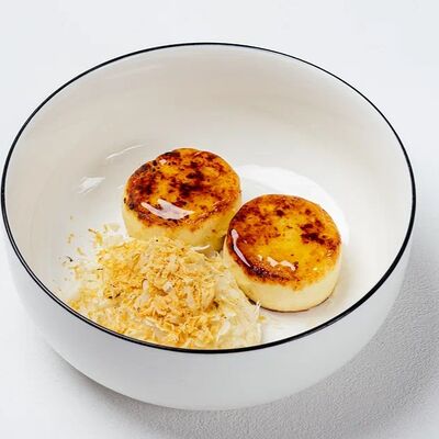 Сырники с яблоком, ванильным кремом и орехом макадамия в Benedict breakfast & lounge по цене 460 ₽