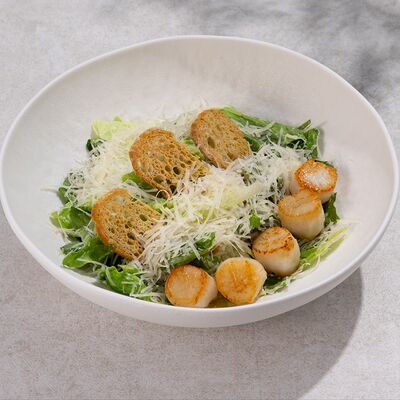 Салат Цезарь с гребешком в Delicates Club по цене 1485 ₽