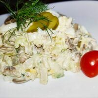 Салат с маринованными грибами и курицей в Кухня Хома