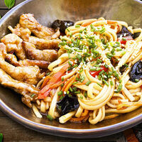 Вок лапша со свининой (соус на выбор) в Место Про Тесто