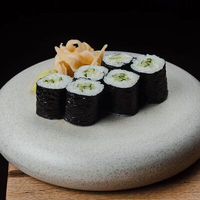 Маки с огурцом в Джимми Чу по цене 250 ₽
