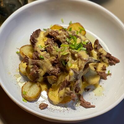 Ягнёнок, печёный картофель и сырный соус в Spletnicy cafe по цене 590