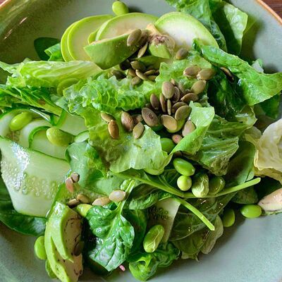 Очень зеленый салат с цукини, авокадо, огурцом, бобами эдамаме, шпинатом, романо и соусом на основе оливкового масла и меда в Улитка по цене 575 ₽