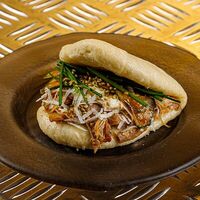 Бао с цыпленком терияки, огурцом и пармезаном в Skybar