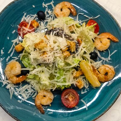 Цезарь с креветками в Шафран по цене 880 ₽