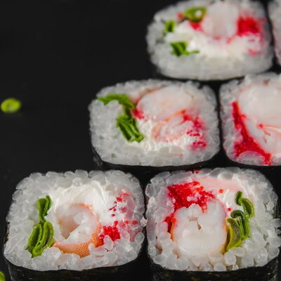Маки с креветкой и масаго в Sushi7 по цене 527 ₽