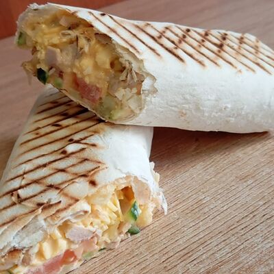 Шаурма сырная с курицей в Кафе-шашлычная по цене 430 ₽