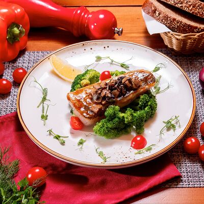Филе судака с грибным соусом и брокколи в Золотая прага по цене 1105 ₽