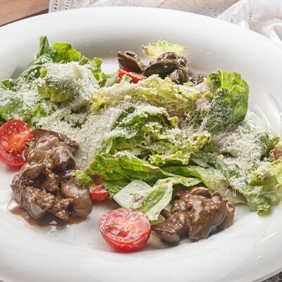 Тёплый салат с куриной печенью и ягодным соусом в Лентяйка по цене 195 ₽