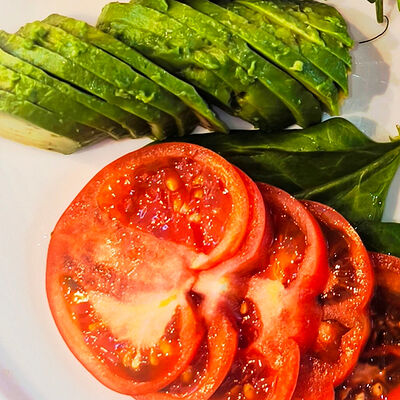 Томаты и авокадо без глазуньи/омлета в Панеттоле по цене 260 ₽