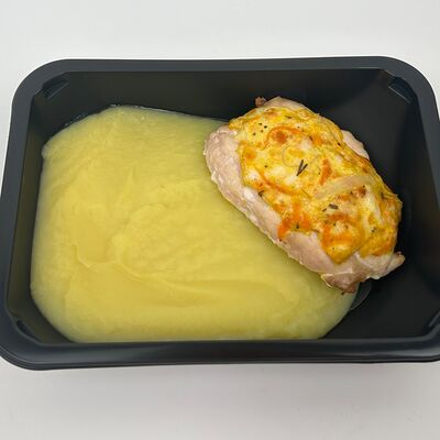 Филе куриное под овощной шубкой с картофельным пюре в Gost Food по цене 350 ₽