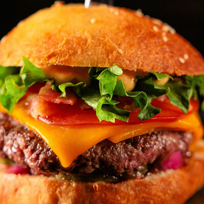 Большой сочный фирменный бургер Литера из мраморной говядины в Рестобар Литера по цене 790 ₽