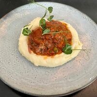 Телячьи щечки с трюфельным маслом и картофельным пюре в Andiamo