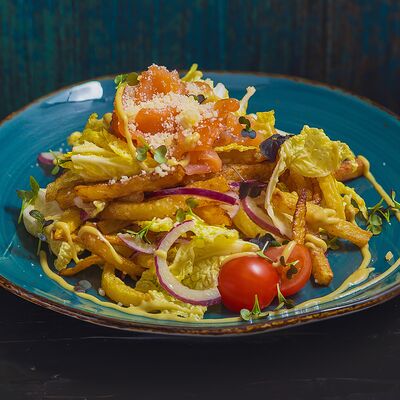 Филе слабосоленой семги с картофелем, листьями салата, оливковым маслом, дижонской горчицей и пармезаном в Длинный нос по цене 840 ₽