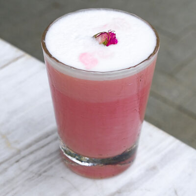 Розовая матча и белый шоколадв Bisou Bisou Bistro по цене 495 ₽