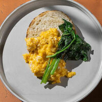 Скрембл, шпинат, хлеб на закваске в Maya