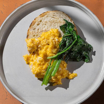 Скрембл, шпинат, хлеб на закваске в Maya по цене 550 ₽
