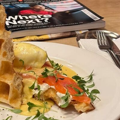 Бенедикт с лососем в Pitchii Coffee and Waffles по цене 890 ₽