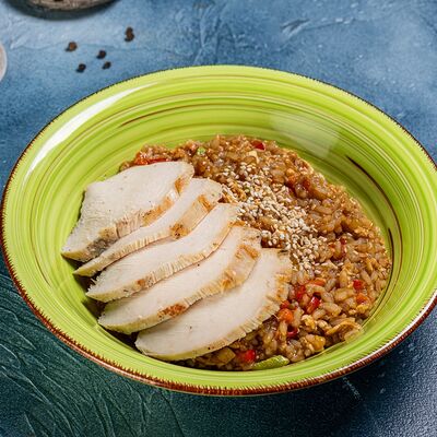 Жареный рис по-азиатски с курицей в Фиеста по цене 550 ₽