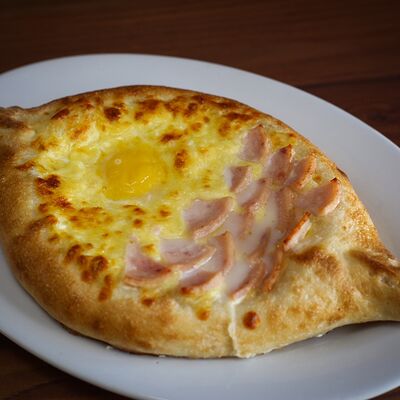 Хачапури по-аджарски с сыром и ветчиной в Pizza Puri по цене 600 ₽