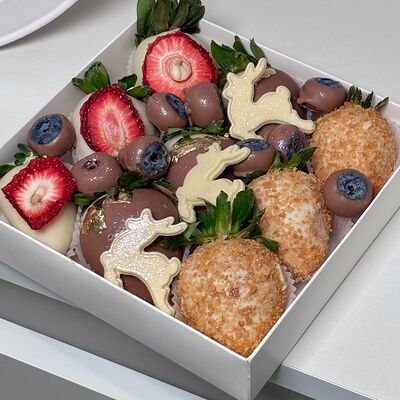 Клубника в шоколаде №45 новогодняяв Di Panna Confetteria по цене 1630 ₽