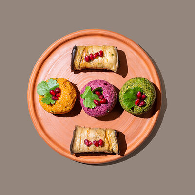 Ассорти из закусок в Хачапури и вино по цене 452 ₽