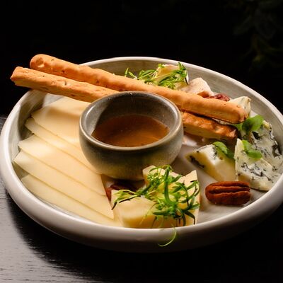 Ассорти фермерских сыров в Юность по цене 850 ₽