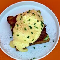 Томатный бенедикт с бекономв Coffeeline - кофе и еда