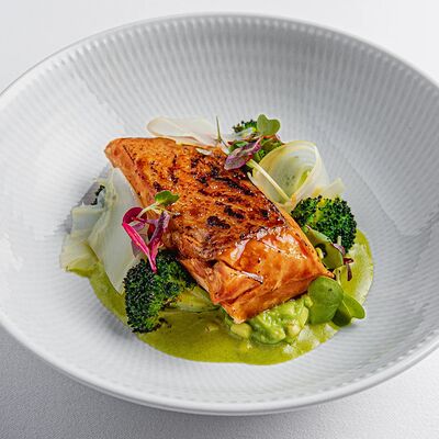 Лососьс брокколи и кремовым соусом из авокадо в Рыба Мечты по цене 1980 ₽