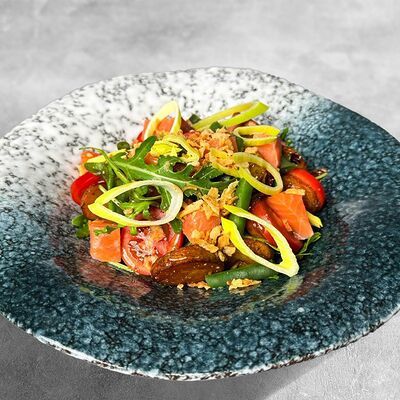 Салат с лососемв MaMa Mia по цене 631 ₽