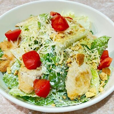 Салат цезарь с курицейв Чайхана Лагманная по цене 370 ₽