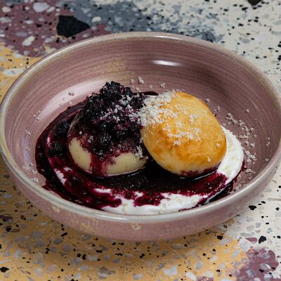 Сырники с аронией и йогуртом в Pink milk x Lift по цене 690 ₽