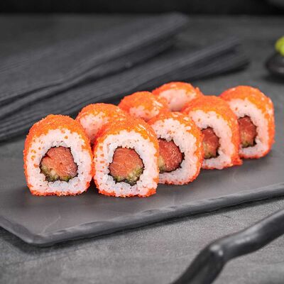 Калифорния сяке с икрой в Суши Мастер по цене 259 ₽