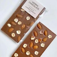 Молочный шоколад 33% Almond hazelnut в Verria Chocolate - клубника в шоколаде