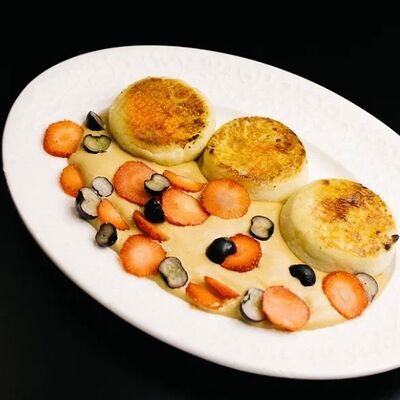 Сырники с кремом из варёной сгущенкив Scrooge по цене 470 ₽