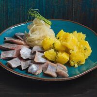 Селёдочка с картофелем и маринованным луком в Длинный нос