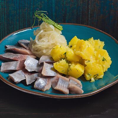 Селёдочка с картофелем и маринованным луком в Длинный нос по цене 450 ₽