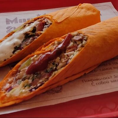 Шаурма с курицей в сырном лавашев Мангал хаус по цене 460 ₽