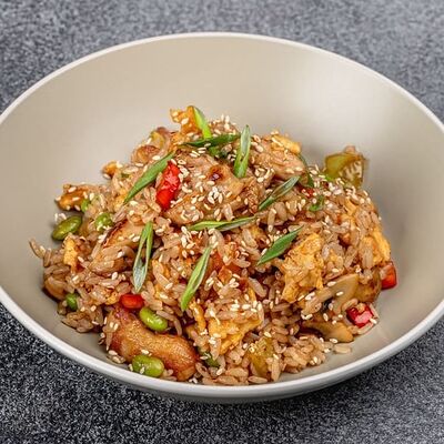 Жареный рис с цыпленком и яйцом в Pizza Lavka по цене 549 ₽