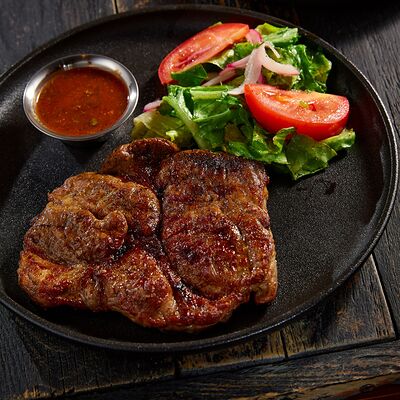 Стейк из свиной шеи с миксом салатов в ЕрмолаевЪ Охота и Рыбалка по цене 640 ₽