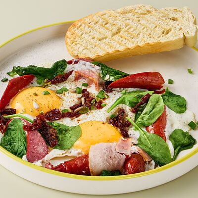 Глазунья с охотничьими колбасками в Joy Cafe по цене 570 ₽
