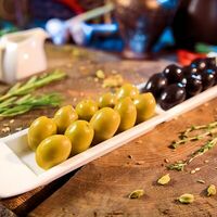 Гигантские греческие маслины и оливкив Рандеву