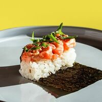 Хэндролл Лосось в Tiger Sushi