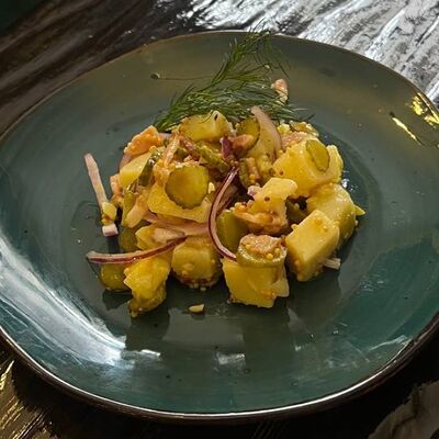 Салат картофельный с беконом, корнишонами, красным луком и заправкойв Длинный нос по цене 210 ₽