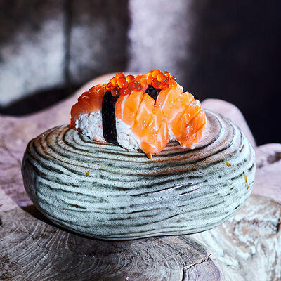 Суши без риса c крабом, лососем и икрой из ламинарий в Zuka по цене 810 ₽