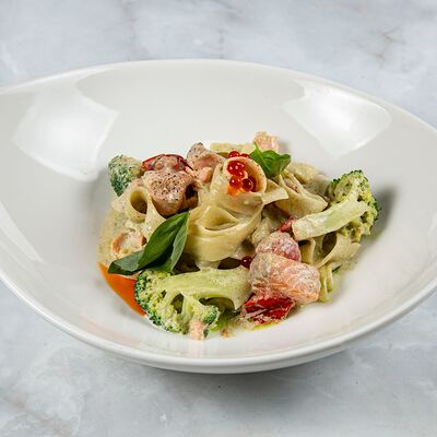 Фетучини с форелью и соусом песто в Bambini bar по цене 1380 ₽