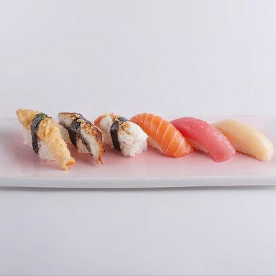 Суши Гребешок нигири в Lili New Wave Sushi по цене 250 ₽